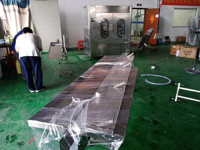 自動(dòng)液體灌裝機(jī)與市場(chǎng)同步走，滿足快捷式出產(chǎn)